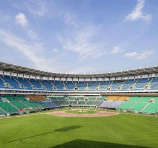 Maes Chwaraeon Gwrthiannol UV Wedi'i Addasu ar Faes Gwyliau Gwyrdd Artiffisial Gludiog Gelf Gwyrdd